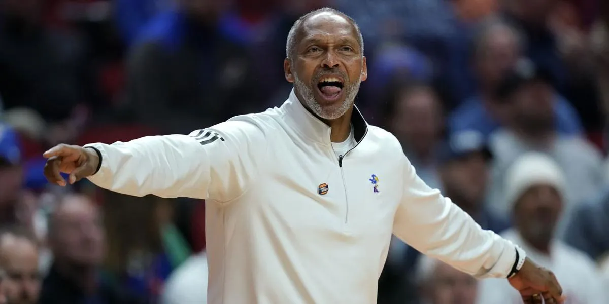 Mantan Pelatih St. John, Asisten Lama Kansas Norm Roberts Pensiun